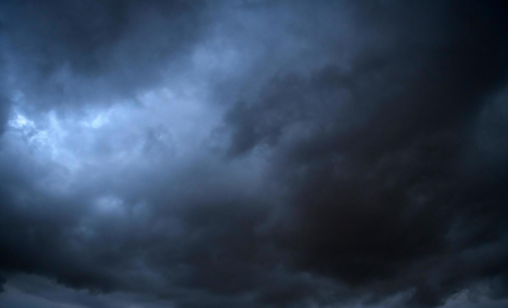 nuvens de tempestade flutuando em um dia chuvoso com luz natural. cenário cloudscape, tempo nublado acima do céu azul. fundo de ambiente de natureza cênica de nuvens brancas e cinzentas foto