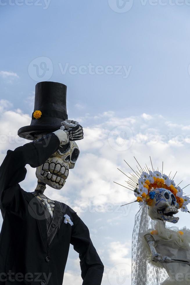 caveiras gingantes vestidas com fantasias para o dia dos mortos, um feriado tradicional mexicano foto