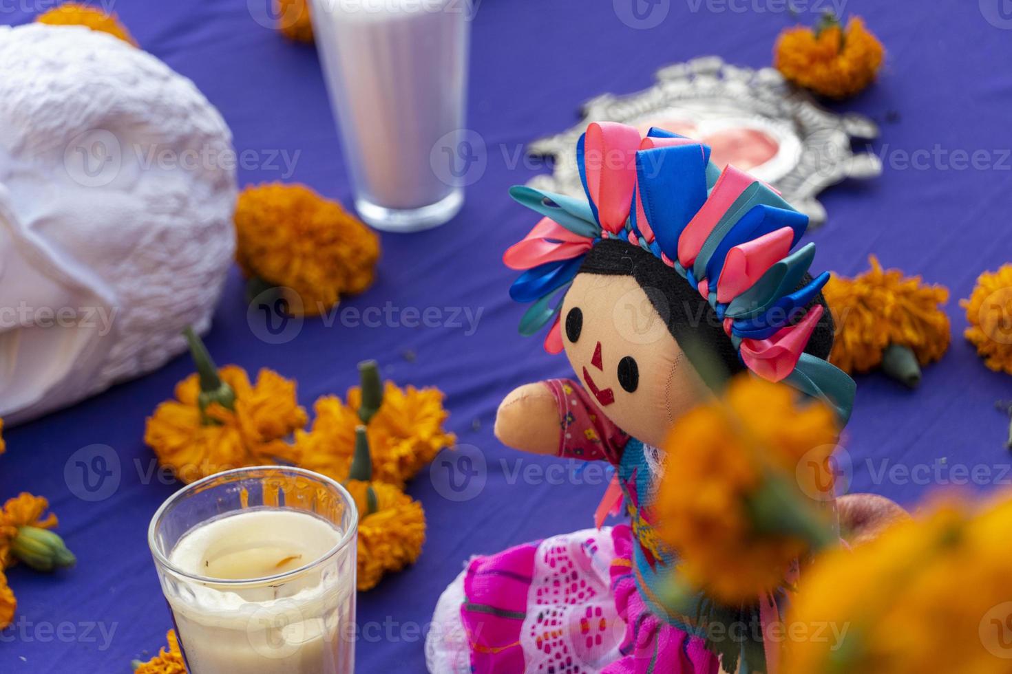 brinquedos tradicionais no méxico em um altar para o dia dos mortos, foto