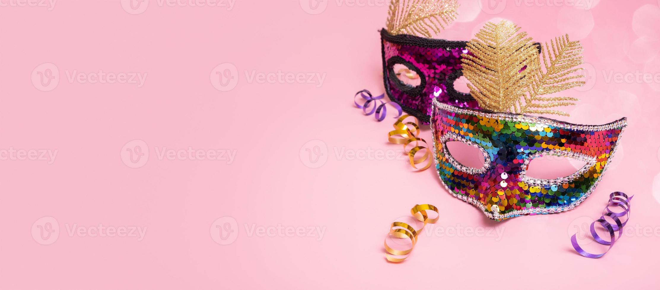 banner com máscara facial de máscaras festivas para celebração de carnaval em fundo colorido com bokeh foto