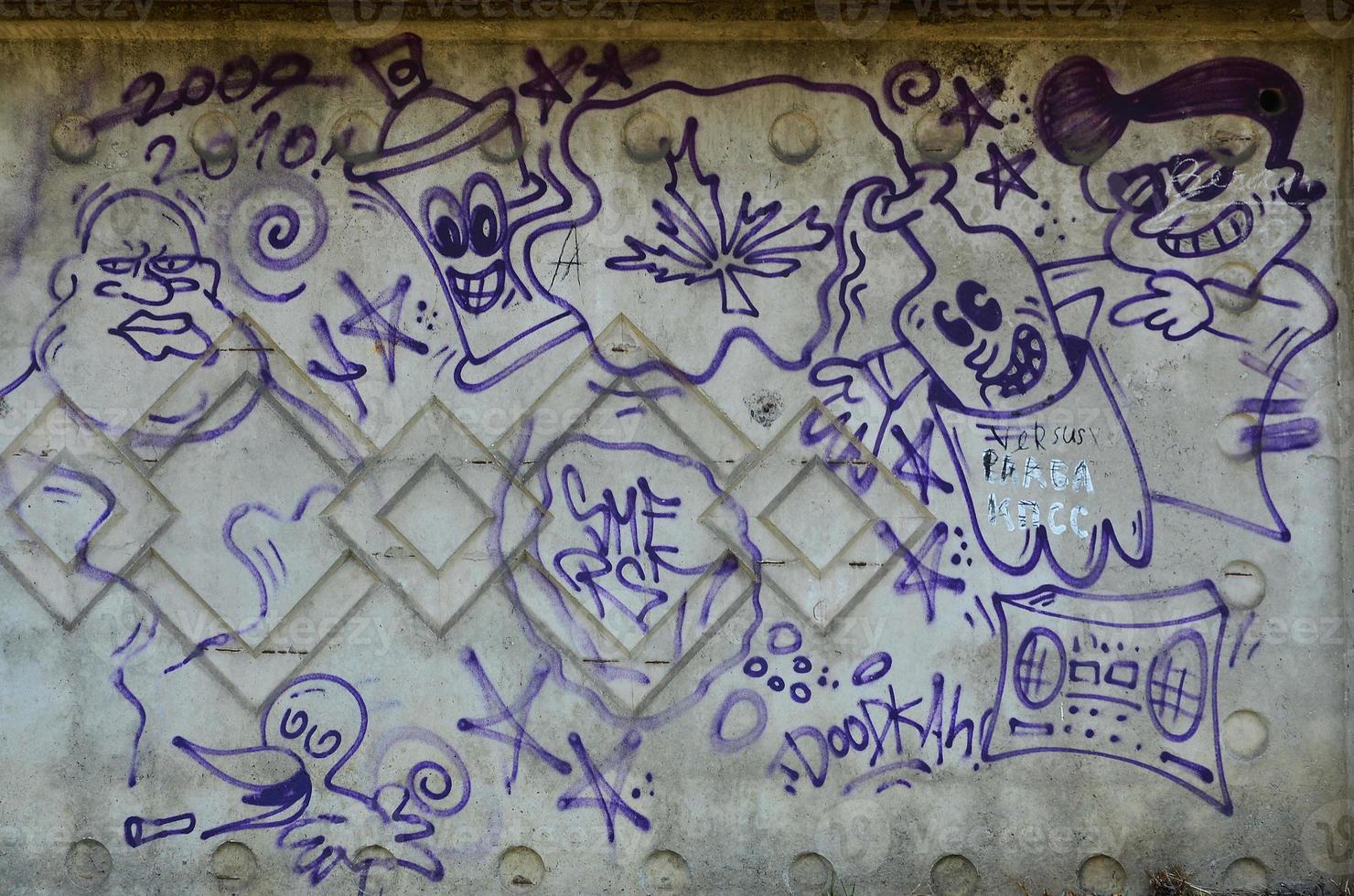 textura de um fragmento da parede com pintura de graffiti, que é retratada nele. uma imagem de um desenho de graffiti como uma foto sobre arte de rua e tópicos de cultura de graffiti