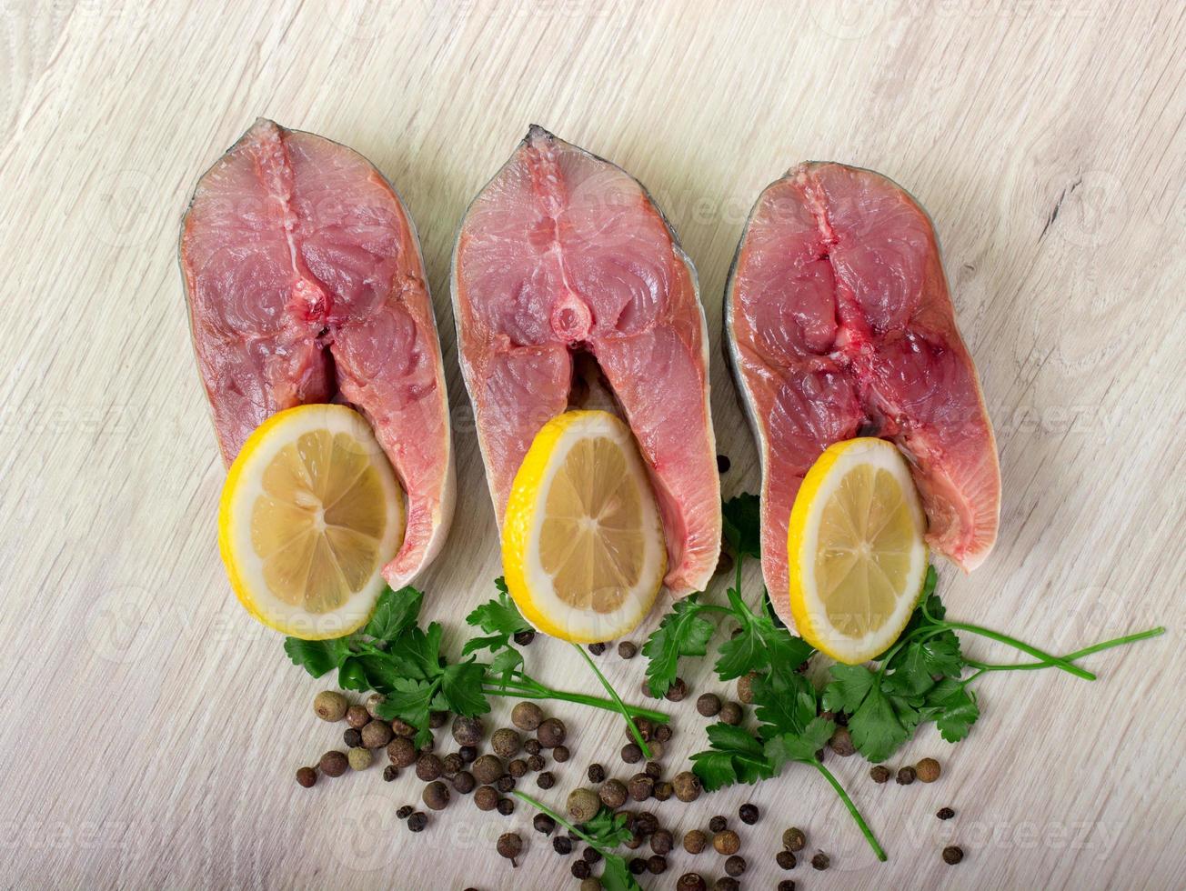 bife de atum, limão, sal marinho, pimenta, rebentos frescos de verduras. foto