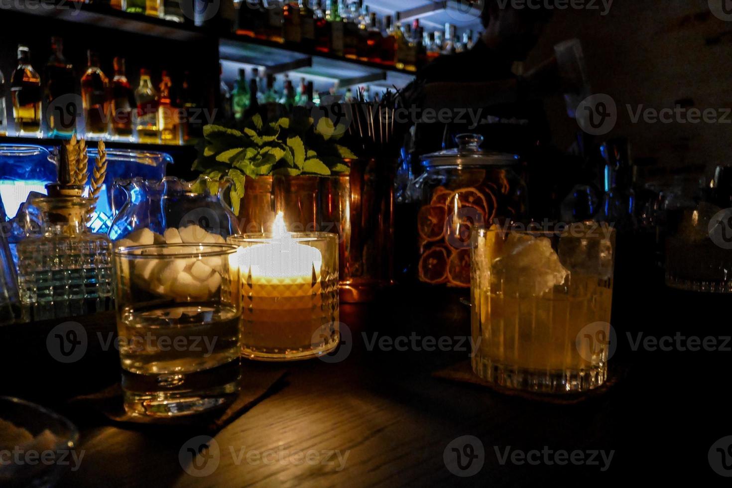 bebidas no balcão do bar foto