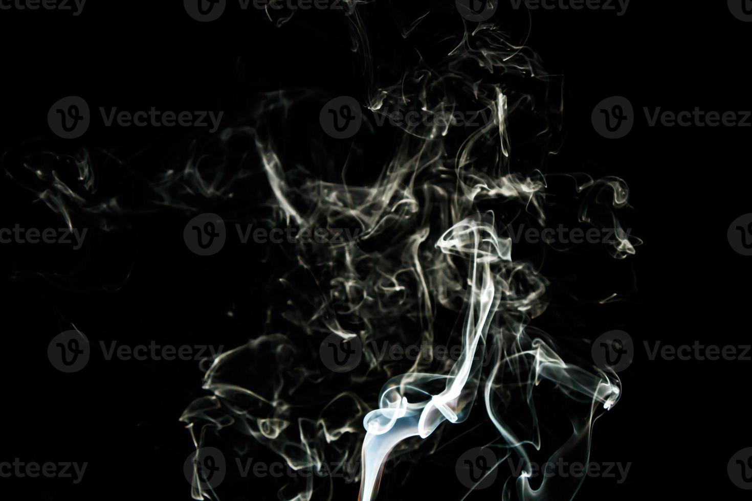 textura de efeito de fumaça. fundo isolado. pano de fundo preto e escuro. fogo esfumaçado e efeito místico. foto
