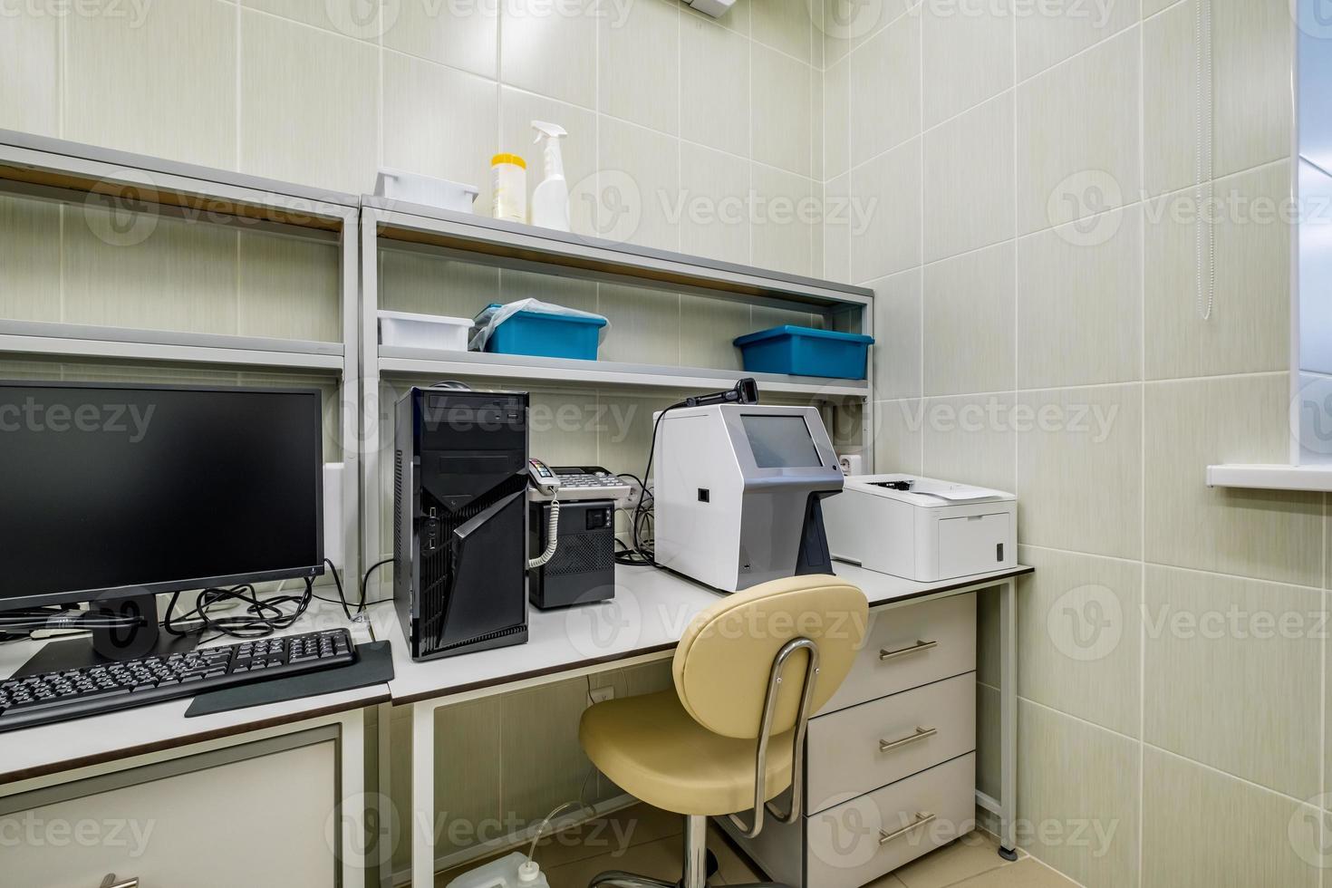 sala de tratamento em uma clínica moderna ou laboratório médico com equipamentos foto