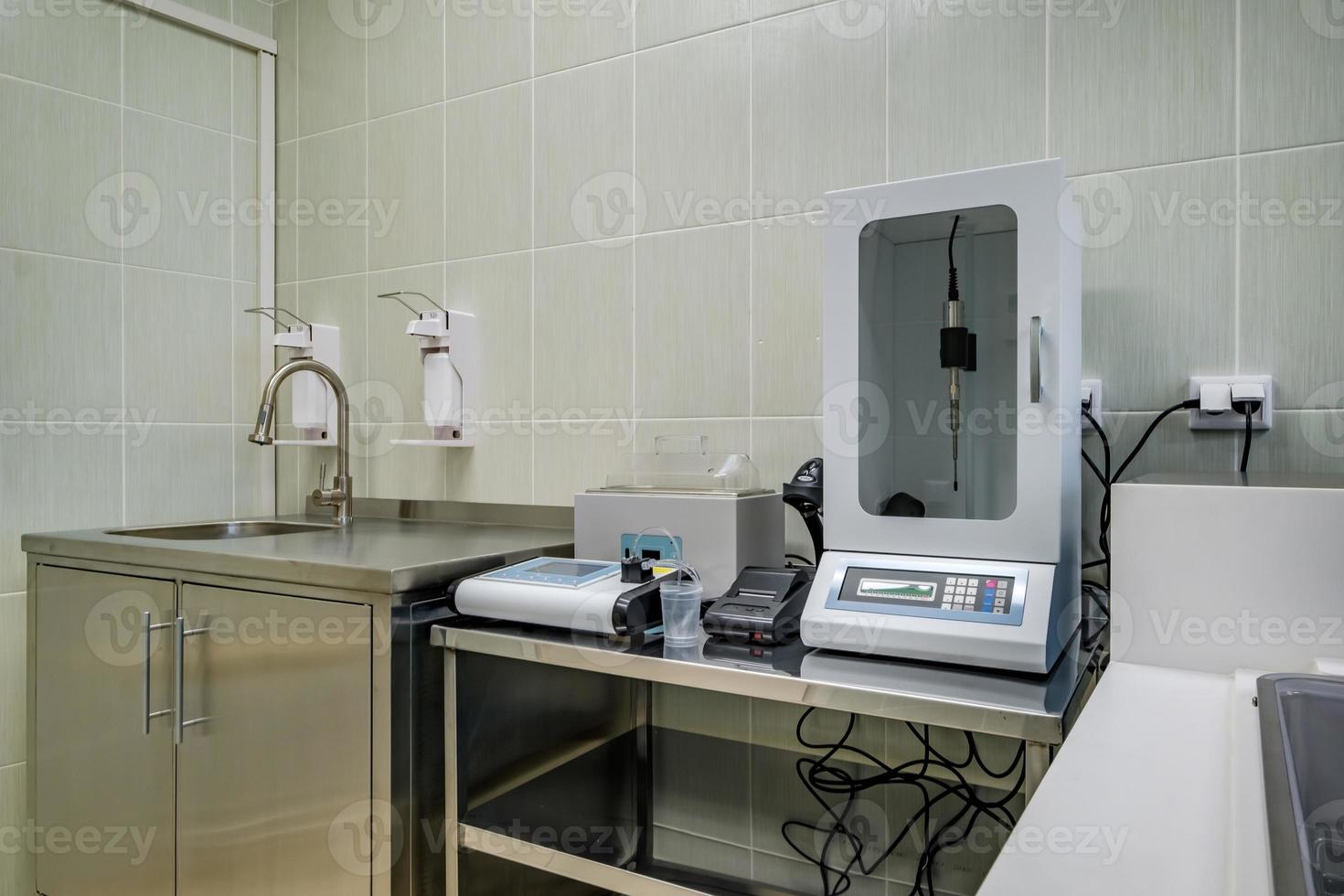 sala de tratamento em uma clínica moderna ou laboratório médico com equipamentos foto