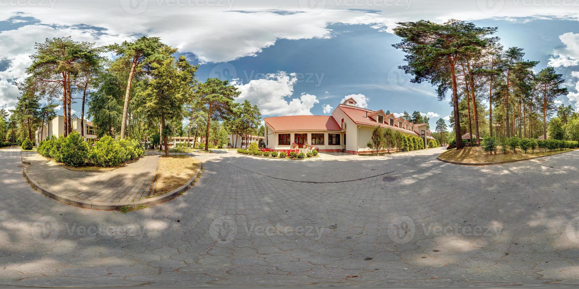 panorama hdri 360 completo sem costura fora de casa de concreto de férias  ou casas de