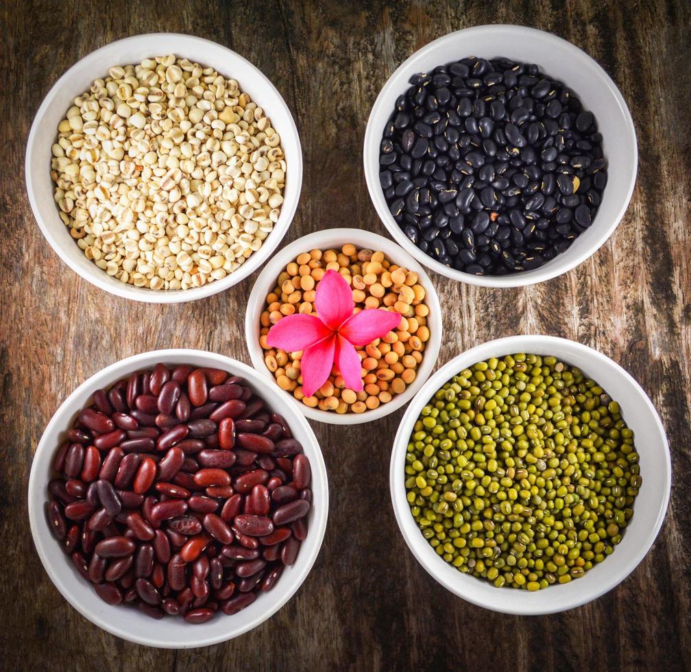 sementes de grãos integrais várias lentilhas com feijão mungo, feijão preto, feijão vermelho, soja e lágrimas de trabalho foto