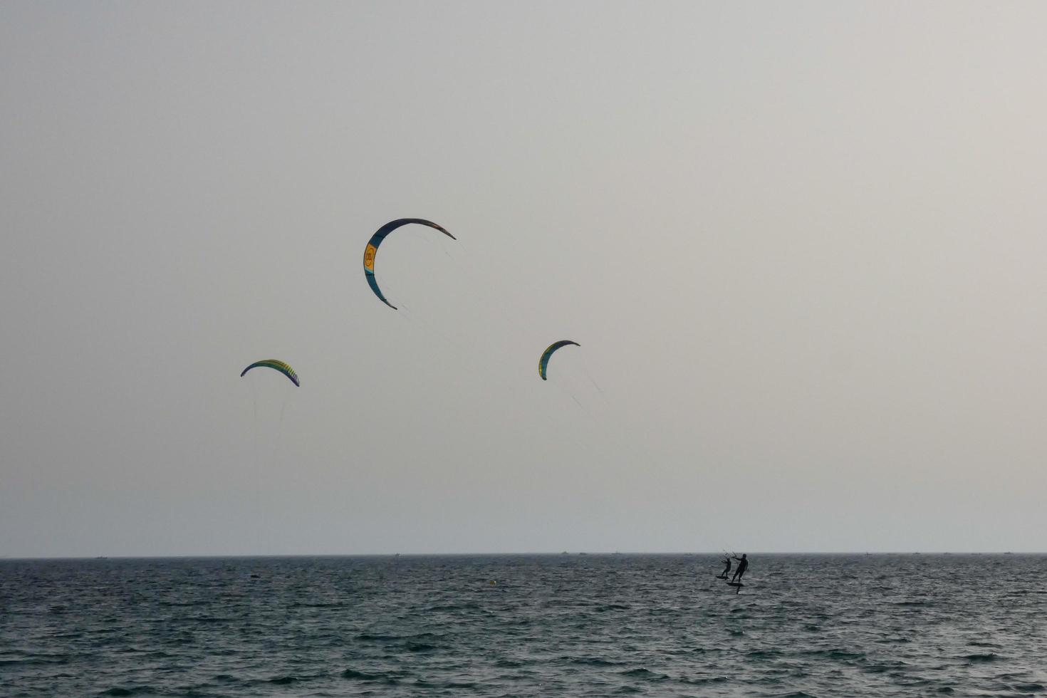 windsurf, kitesurf, esportes náuticos e de vento movidos a velas ou pipas foto