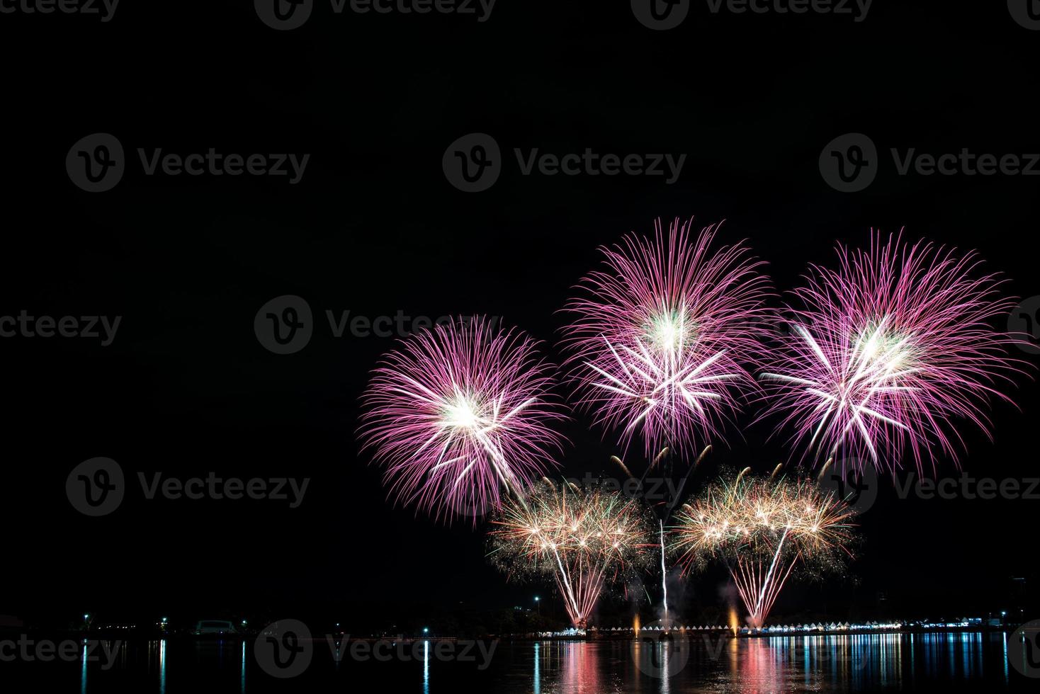 abstrato colorido fogo de artifício ano novo festival fundo do céu noturno. foto