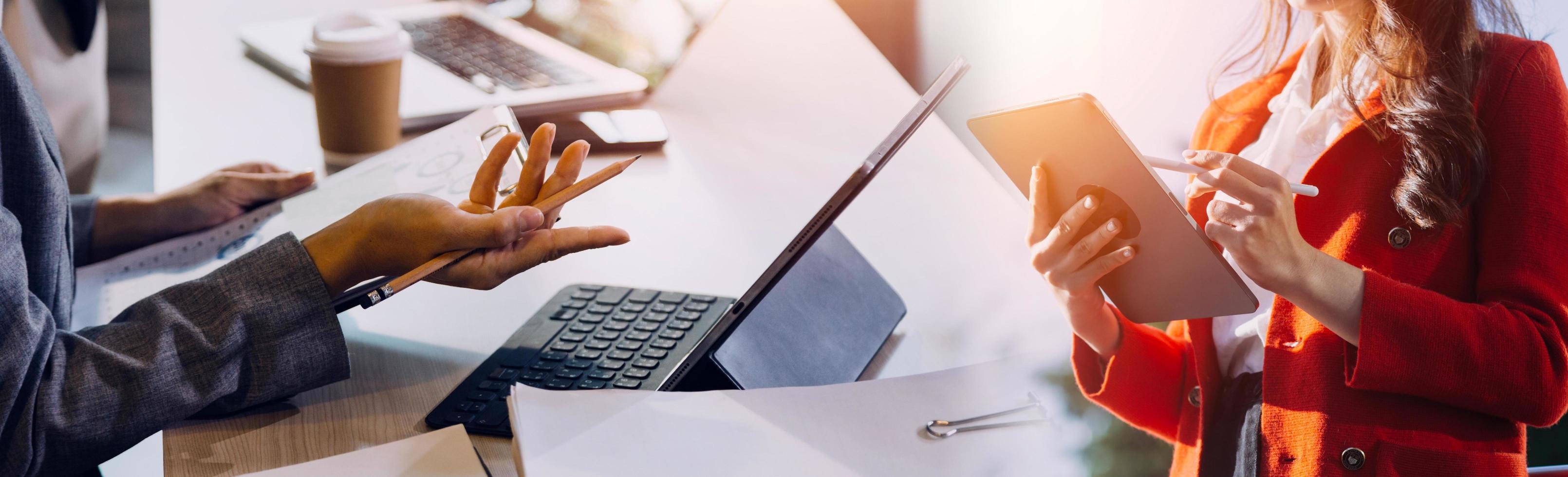 empresário e equipe analisando a tarefa de finanças do balanço financeiro. com telefone inteligente e laptop e tablet. conceito de gestão de riqueza foto