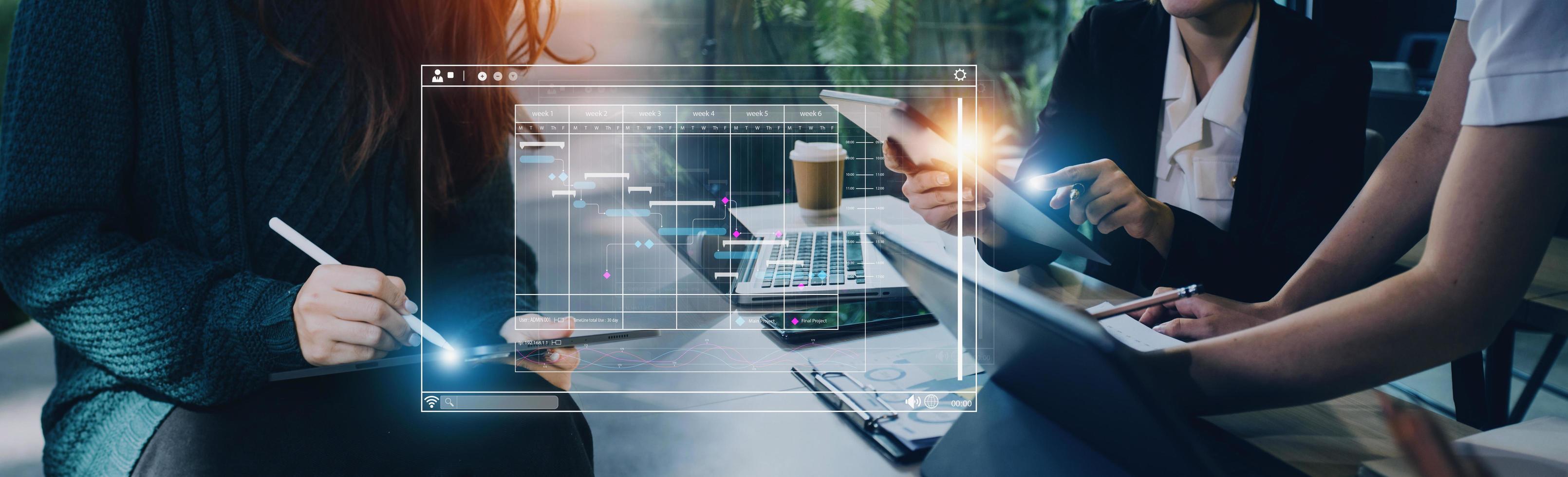 analista trabalhando com computador em análise de negócios e sistema de gerenciamento de dados para fazer relatório com kpi e métricas conectadas ao banco de dados. estratégia corporativa para finanças, operações, vendas, marketing foto