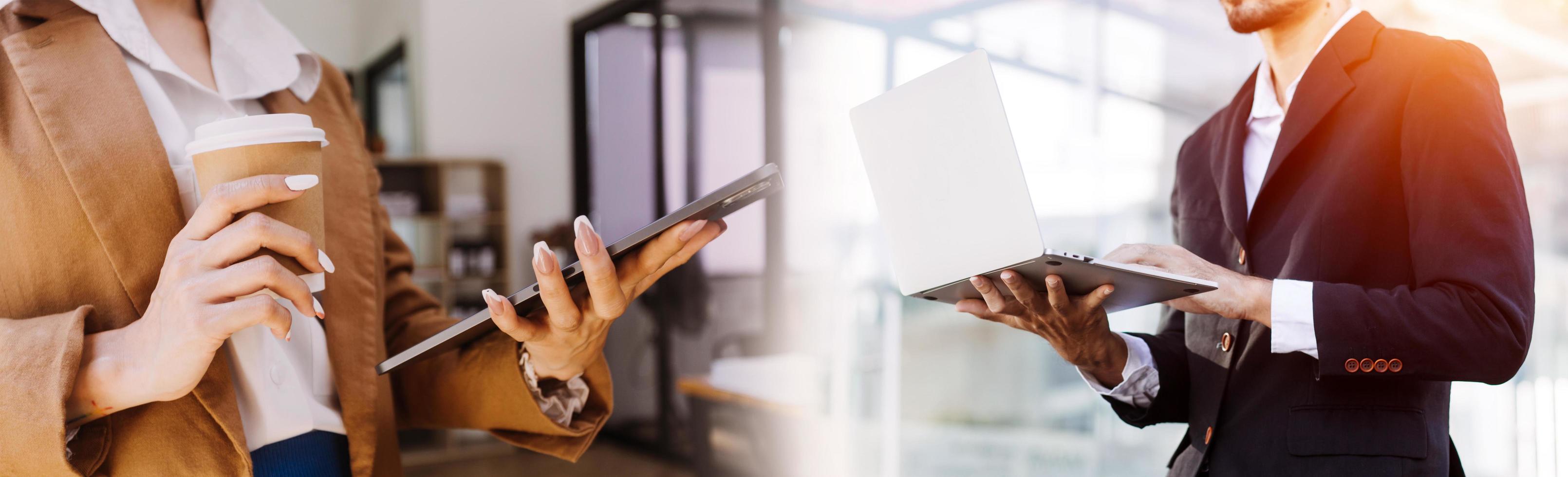 empresário e equipe analisando a tarefa de finanças do balanço financeiro. com telefone inteligente e laptop e tablet. conceito de gestão de riqueza foto