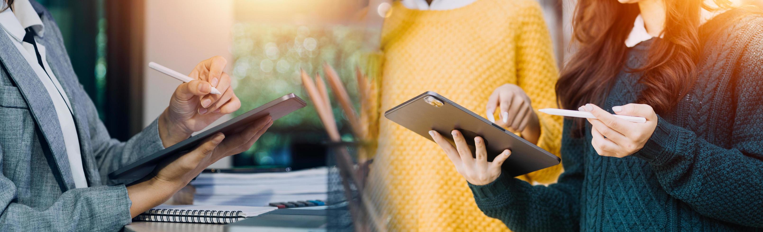 empresário e equipe analisando a tarefa de finanças do balanço financeiro. com telefone inteligente e laptop e tablet. conceito de gestão de riqueza foto