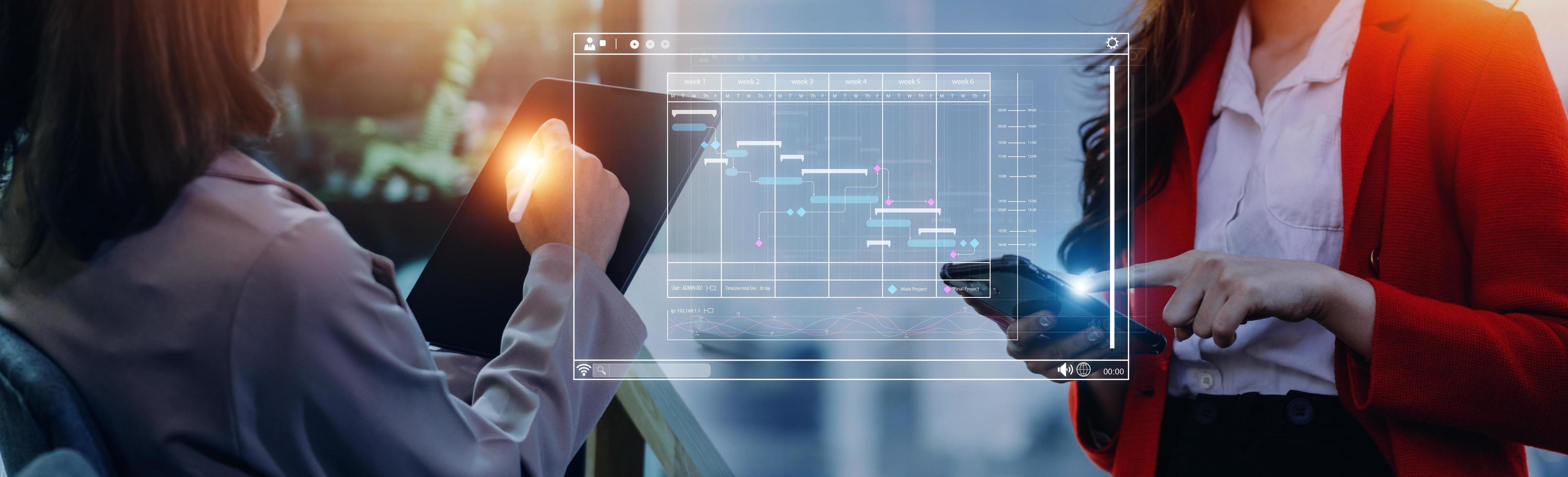 analista trabalhando com computador em análise de negócios e sistema de gerenciamento de dados para fazer relatório com kpi e métricas conectadas ao banco de dados. estratégia corporativa para finanças, operações, vendas, marketing foto