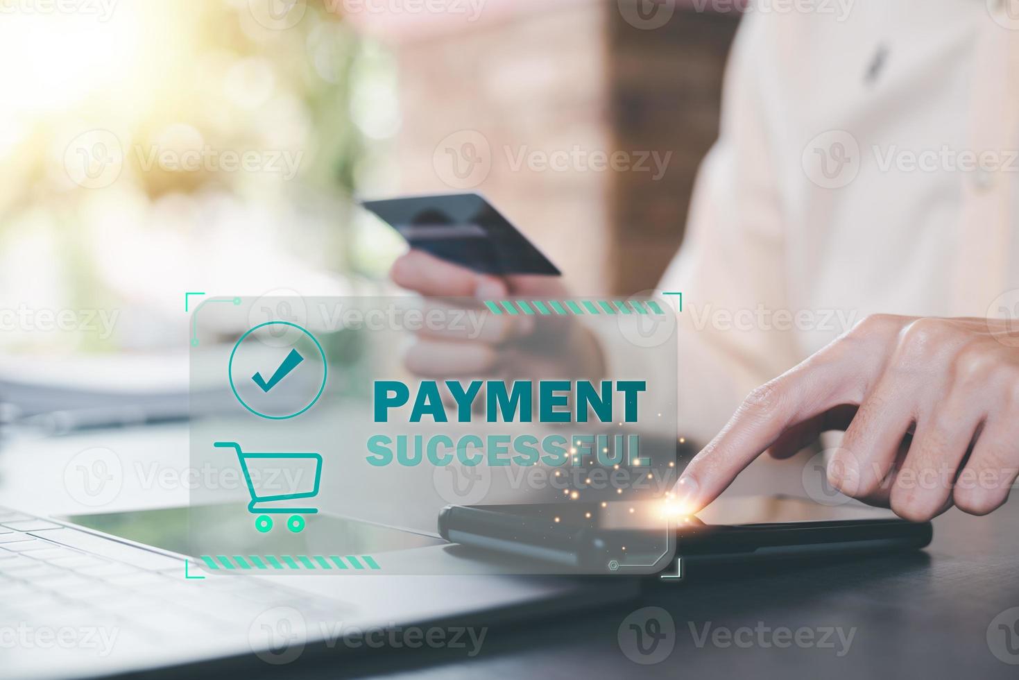 empresário de pagamento bem-sucedido através de telefones inteligentes com tecnologia moderna, aplicativo de carteira, serviços bancários e compras on-line, transações financeiras sem fio, serviço de compras na web on-line, sociedade de consumo foto