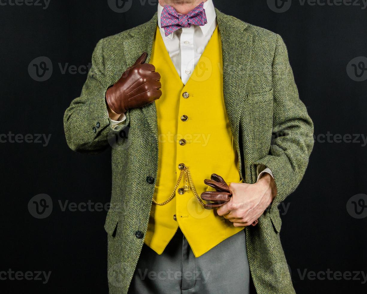 retrato de homem de terno de tweed e luvas de couro. conceito de cavalheiro britânico clássico e excêntrico foto