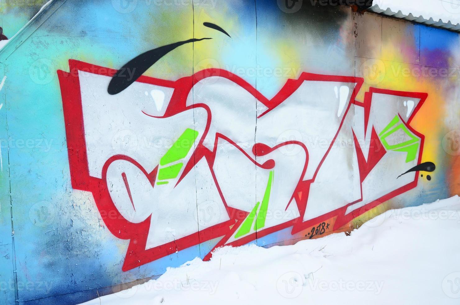 fragmento de close-up de um desenho de grafite aplicado à parede por tinta aerossol. imagem de fundo de uma composição moderna de linhas e áreas coloridas. conceito de arte de rua foto