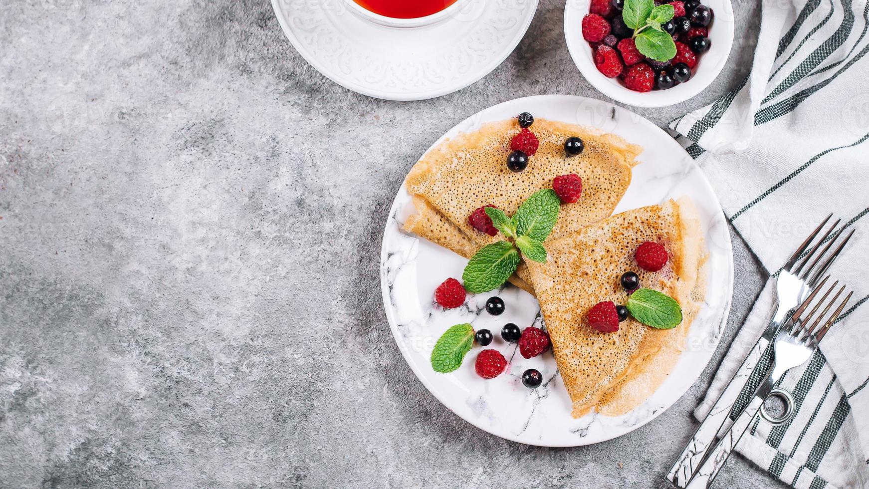 delicioso café da manhã crepe. feriado ortodoxo maslenitsa. panquecas com baga groselha preta framboesa foto