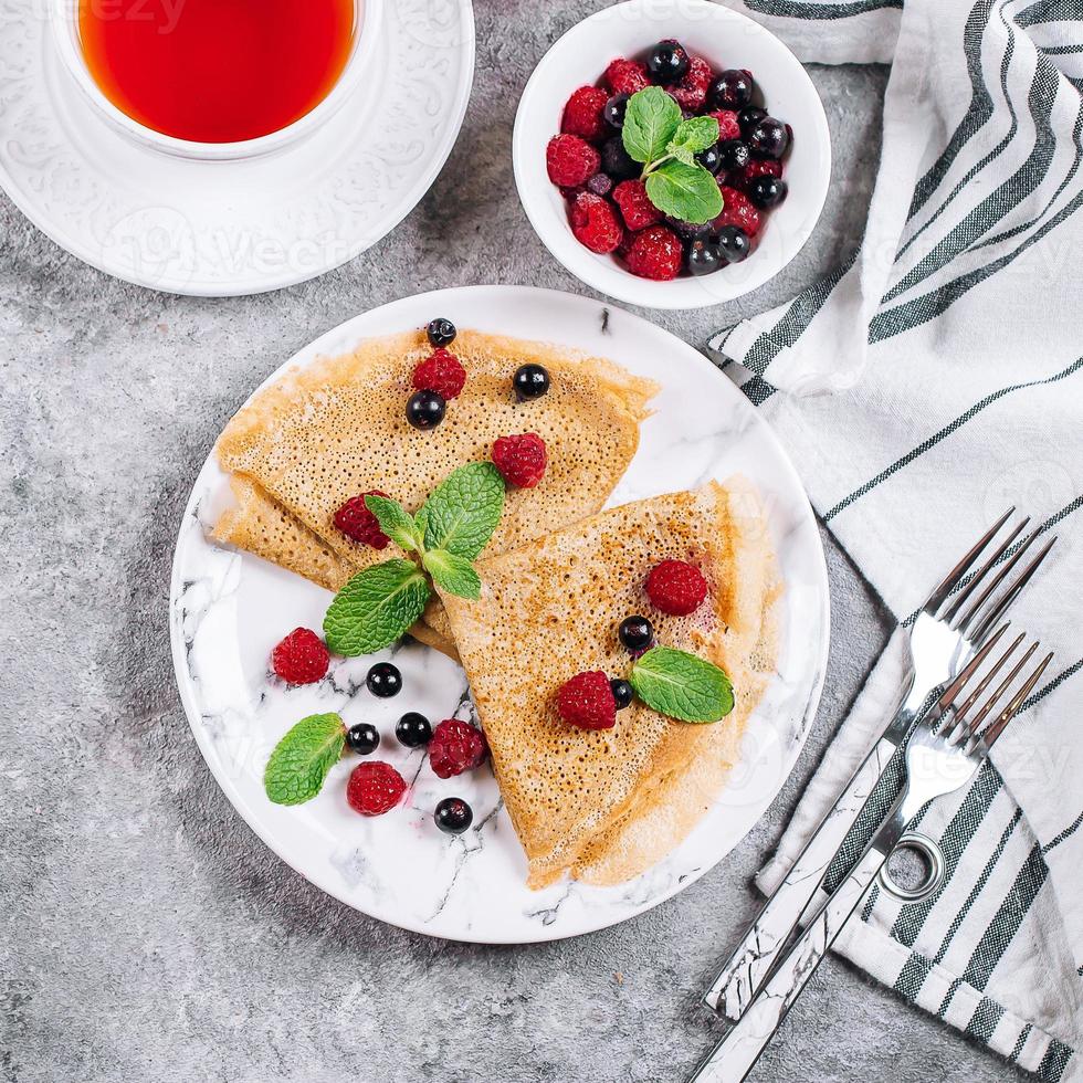 delicioso café da manhã crepe. feriado ortodoxo maslenitsa. panquecas com baga groselha preta framboesa foto