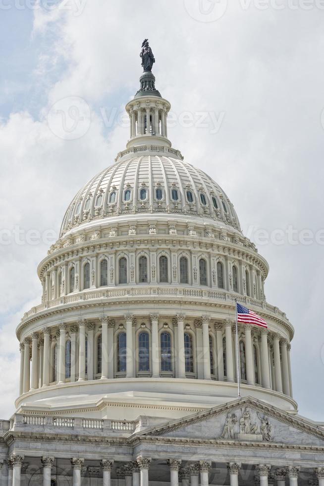 Detalhe da cúpula do Capitólio de Washington DC com acenando a bandeira americana foto