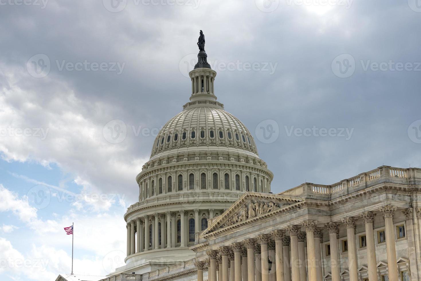 Detalhe da cúpula do Capitólio de Washington DC com acenando a bandeira americana foto