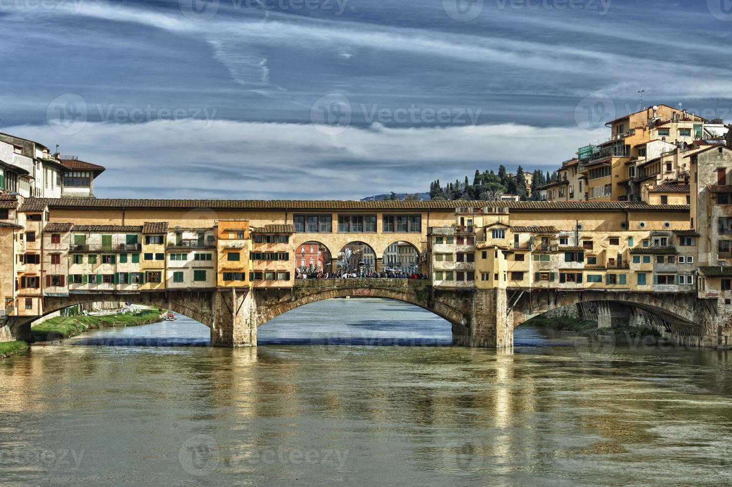 florença ponte vecchio vista do pôr do sol foto