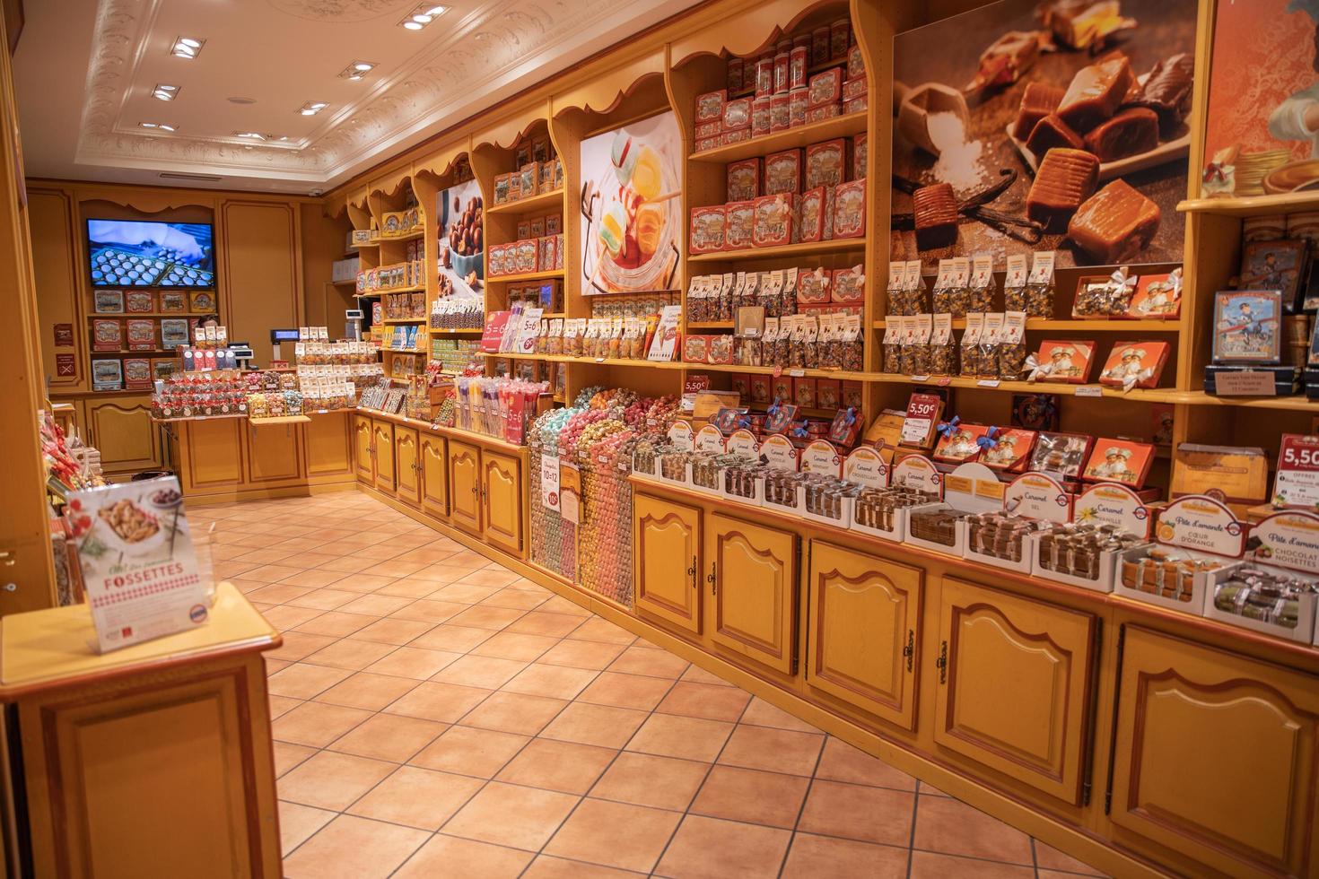 aix-en-provence, frança 10.07.19 potes de doces exibidos em uma vitrine tradicional de doces. loja de doces de luxo no sul da frança, provence. interior do mercado de alimentos, produtos de doçura na loja ou loja foto