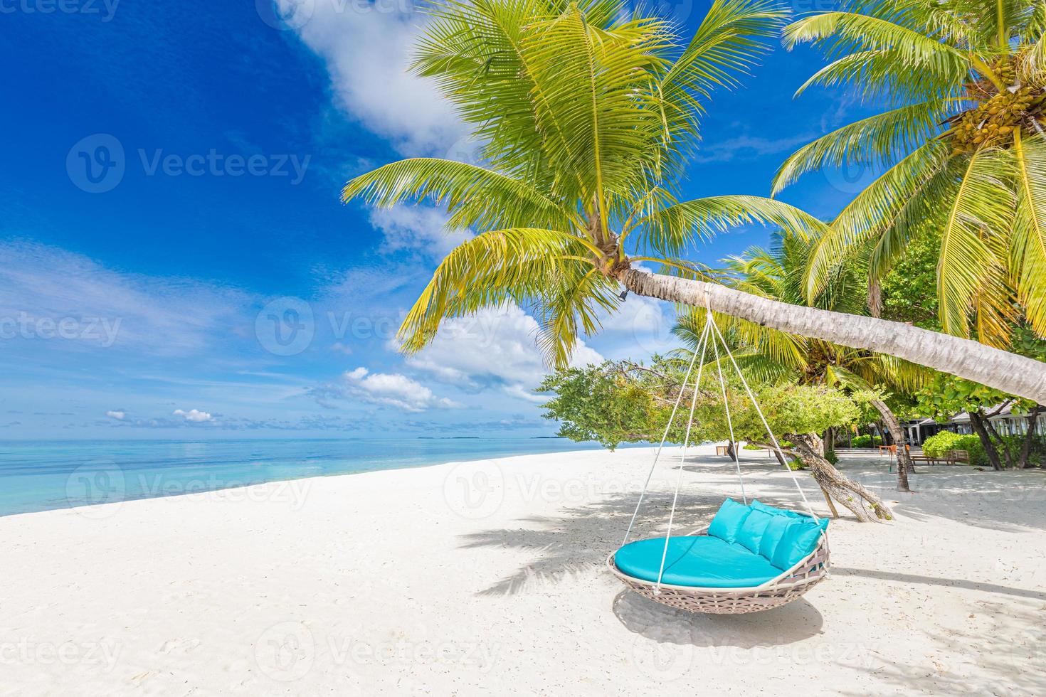 casal viaja fundo de praia de lua de mel como paisagem de verão com balanço de praia tranquilo ou rede e areia branca e mar calmo para faixa de praia. férias e conceito de férias de verão. estilo de vida de lazer foto