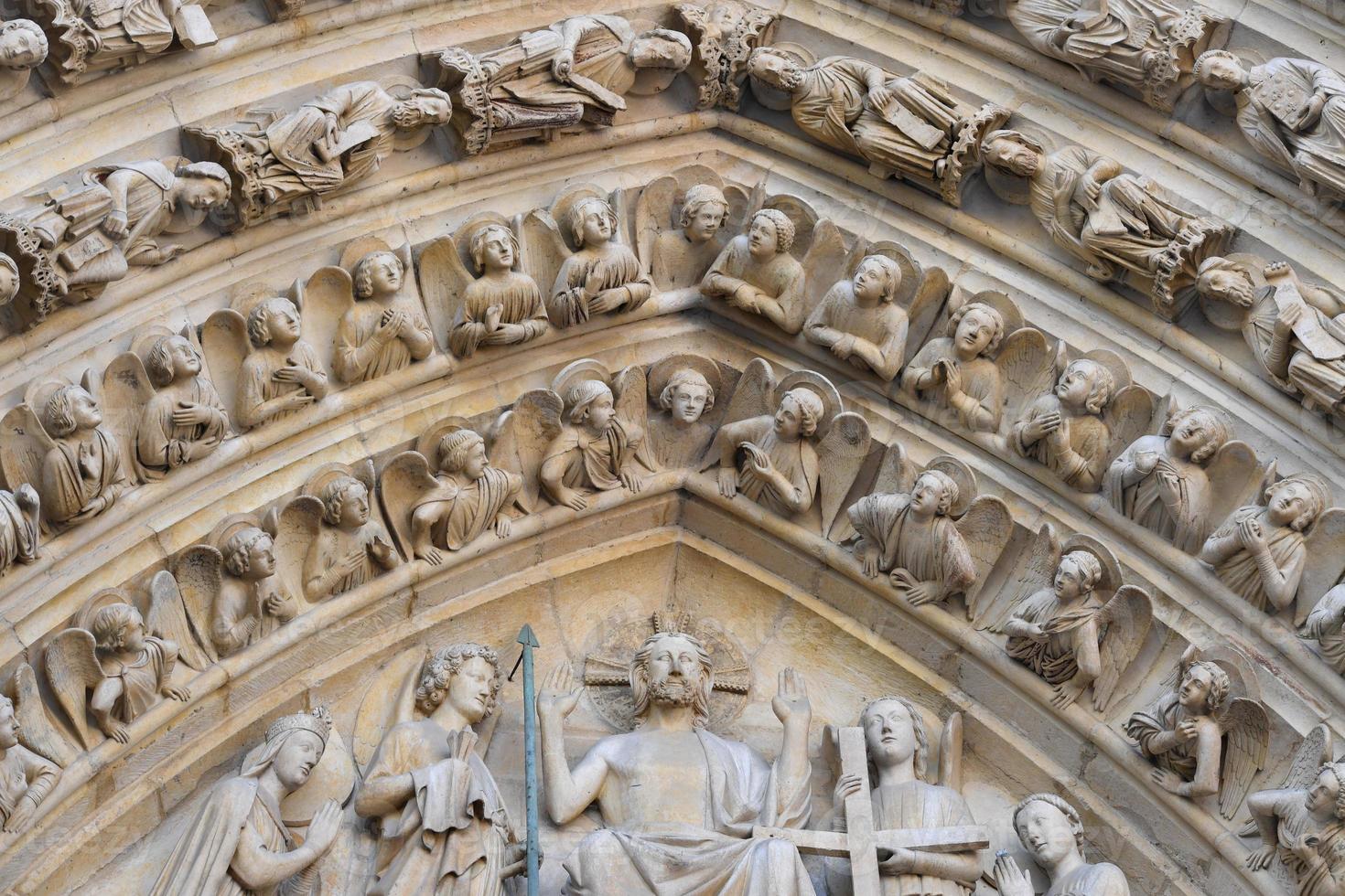 detalhe da estátua da fachada de notre dame foto