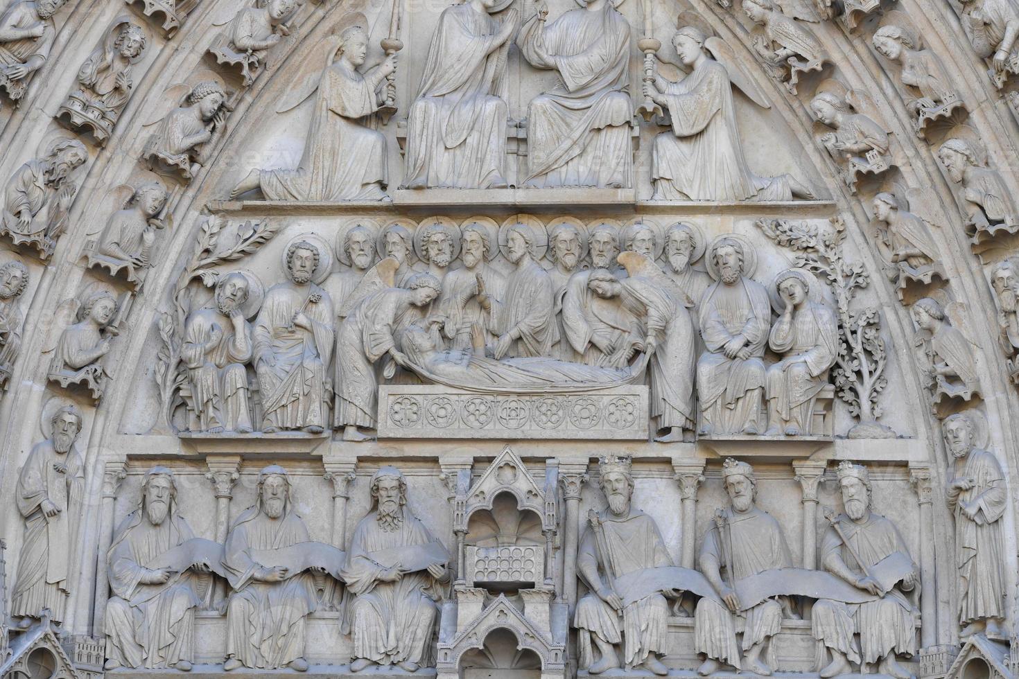 detalhe da estátua da fachada de notre dame foto