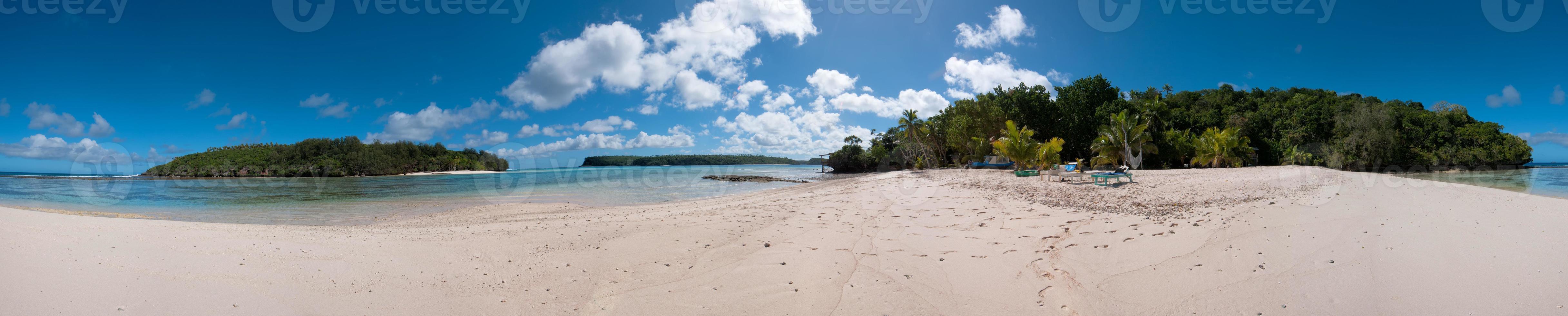 polinésia paraíso água cristalina praia de areia branca foto