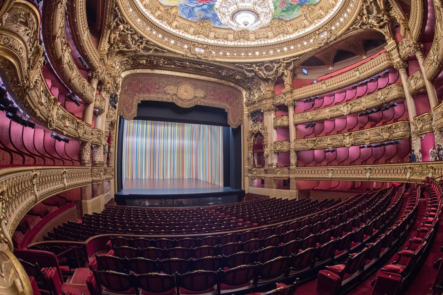 paris, frança - 3 de maio de 2016 pessoas tirando fotos na opera paris