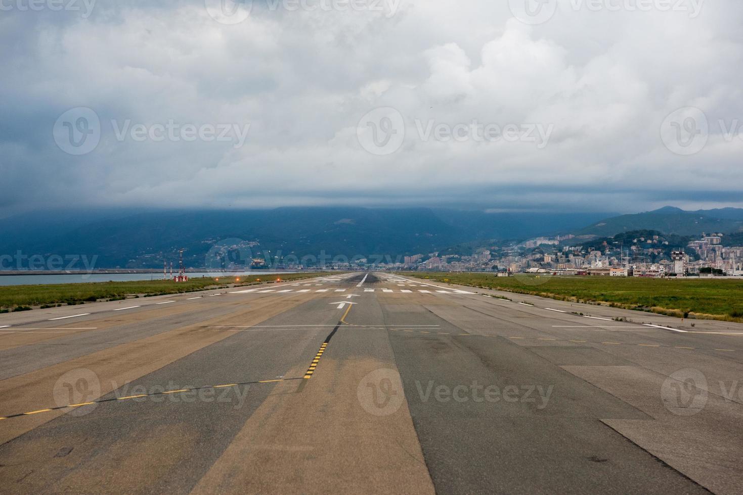 vista do aeroporto de gênova itália foto