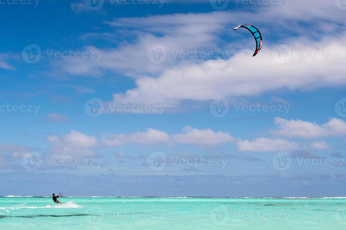 kitesurfistas na praia tropical da polinésia aitutaki cook ilhas foto