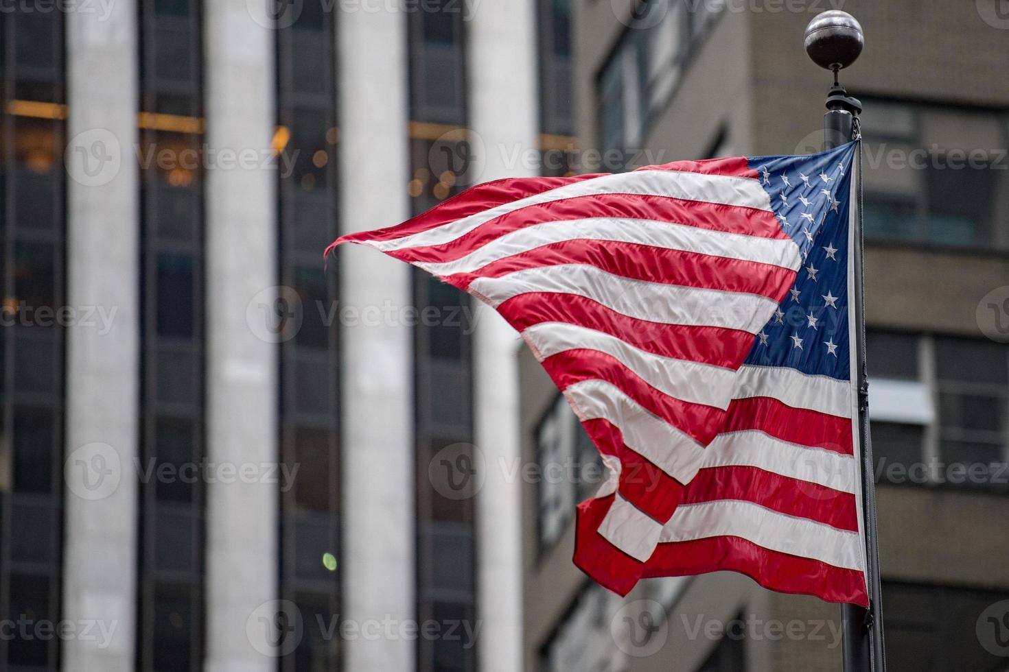 bandeira dos eua no edifício da torre de trump de nova york foto