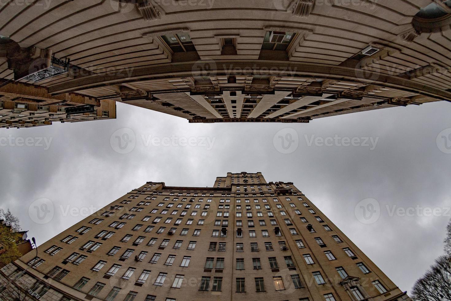 vista de baixo para cima dos arranha-céus de nova york foto