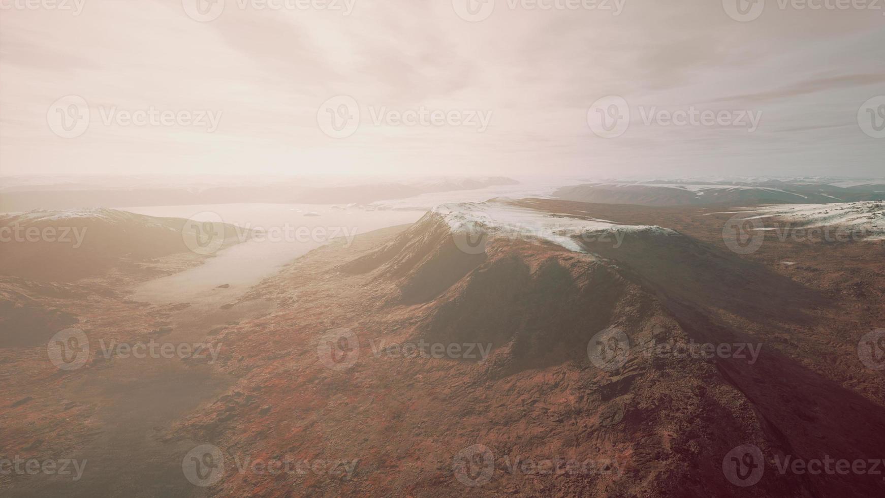 bela paisagem com mar frio e montanhas nevadas foto