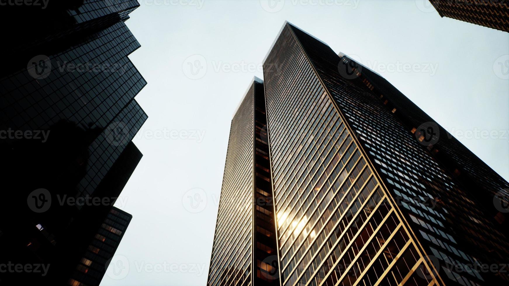 vista olhando para edifícios altos foto