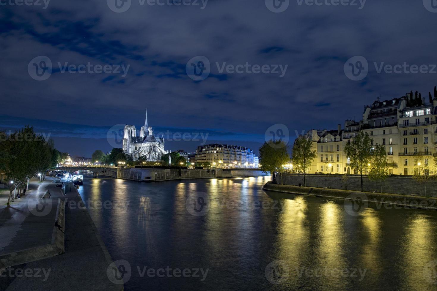 notre dame paris visão noturna foto