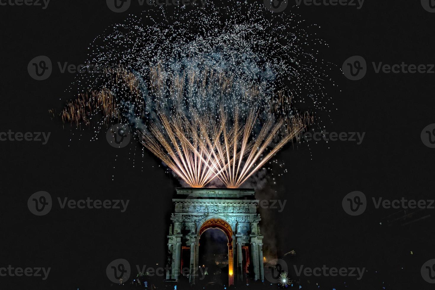 feliz ano novo e feliz natal fogos de artifício no arco do triunfo foto