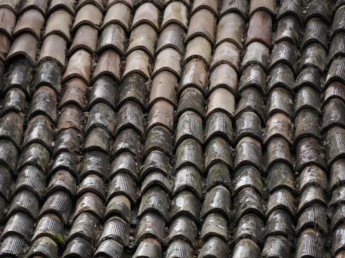 velho telhado de vila medieval frassinedolo no vale ao redor da pedra bismantova perto de castelnovo ne monti foto