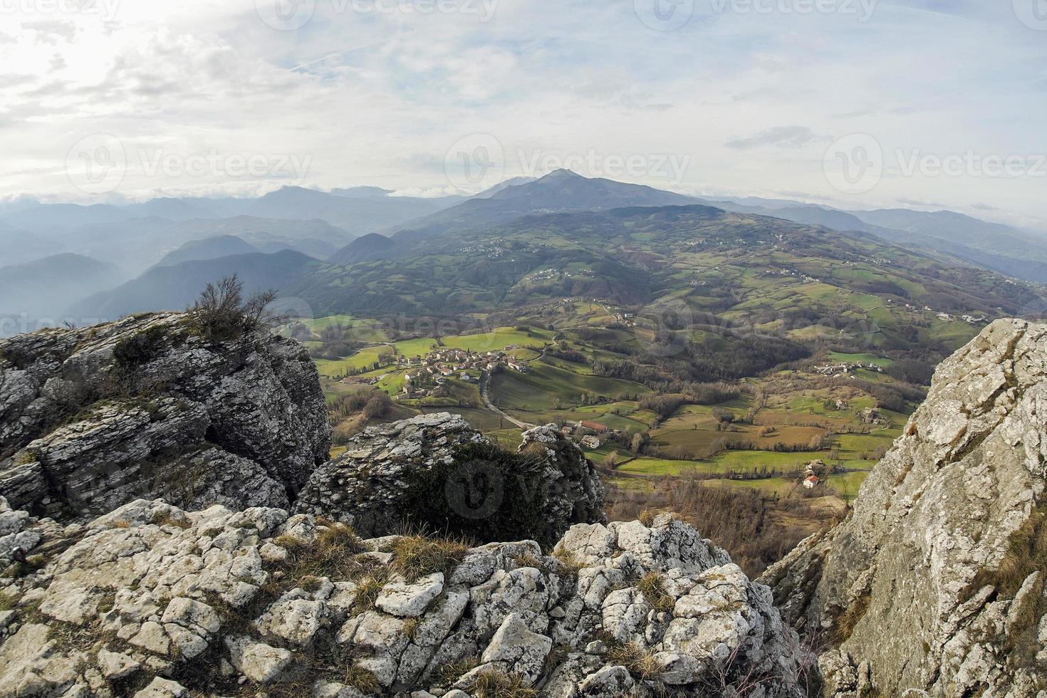 pedra bismantova uma formação rochosa nos apeninos toscanos-emilianos foto