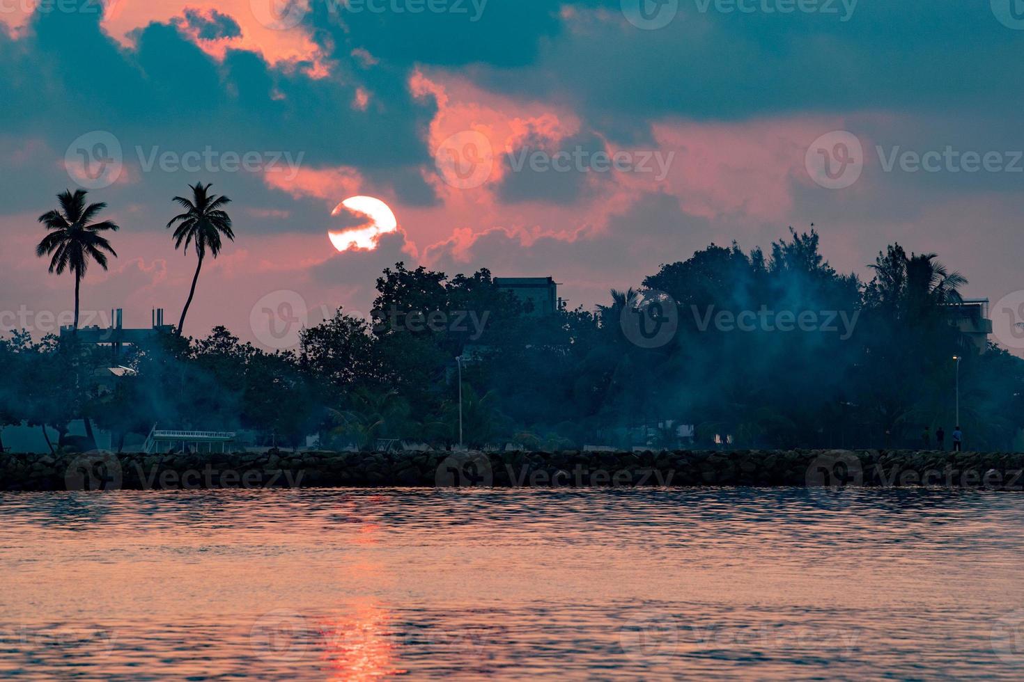 maldivas, lixo, ilha, lixo, plástico, em chamas, ao nascer do sol foto