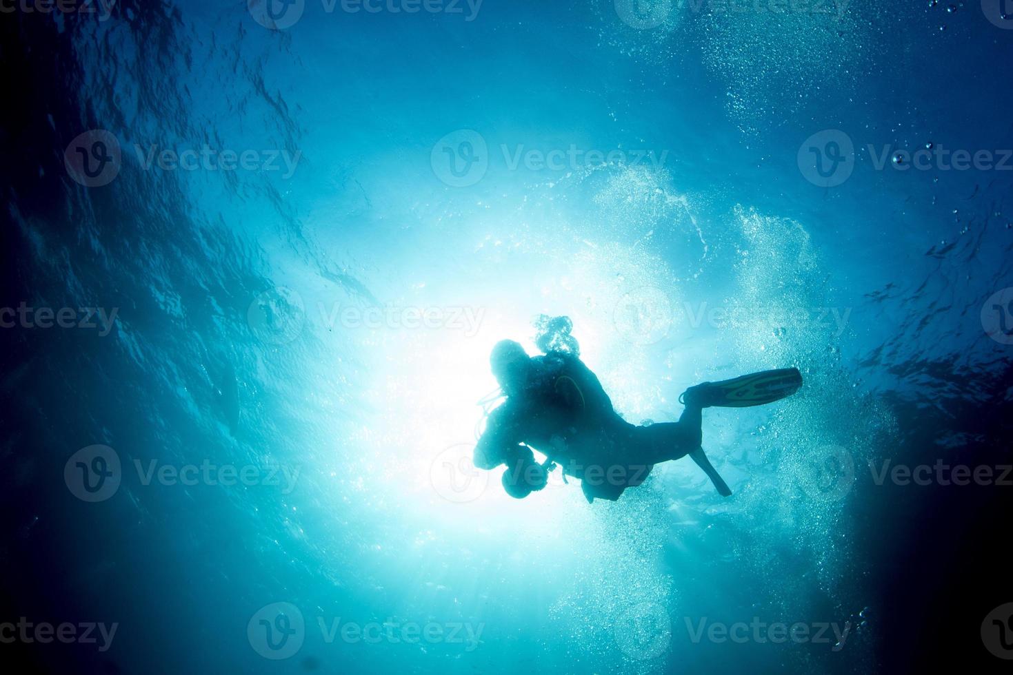 silhueta de mergulhador no mar azul foto