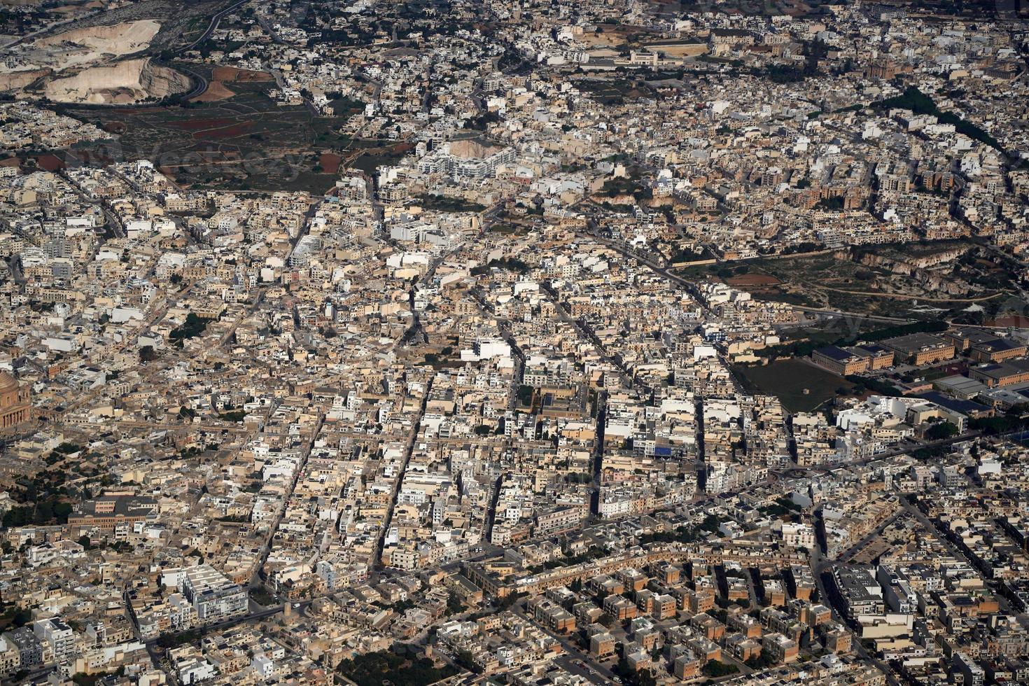 paisagem aérea de malta do avião foto