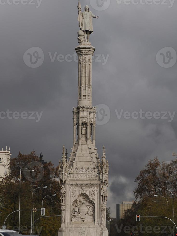 praça colombo com monumento a cristóvão colombo, em madri foto