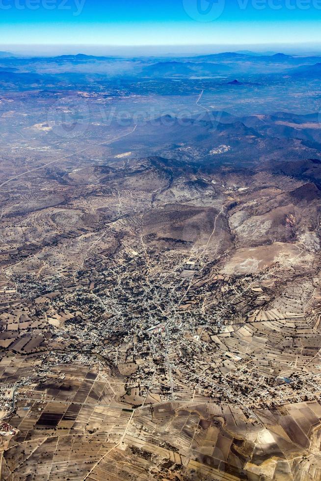 campos cultivados perto da cidade do méxico vista aérea panorama da paisagem urbana foto