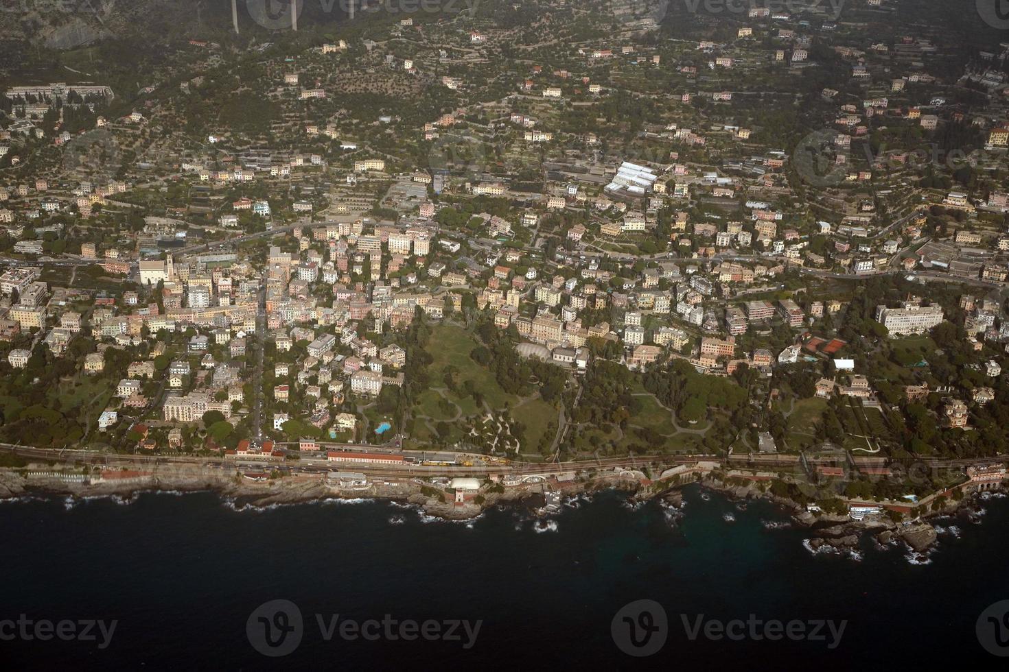 genoa itália panorama aéreo paisagem do avião foto