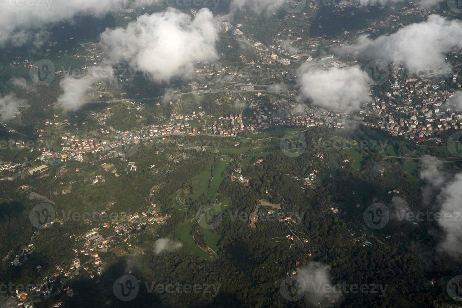 rapallo campo de golfe gênova itália panorama aéreo paisagem do avião foto